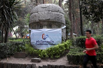 Un hombre corre en un