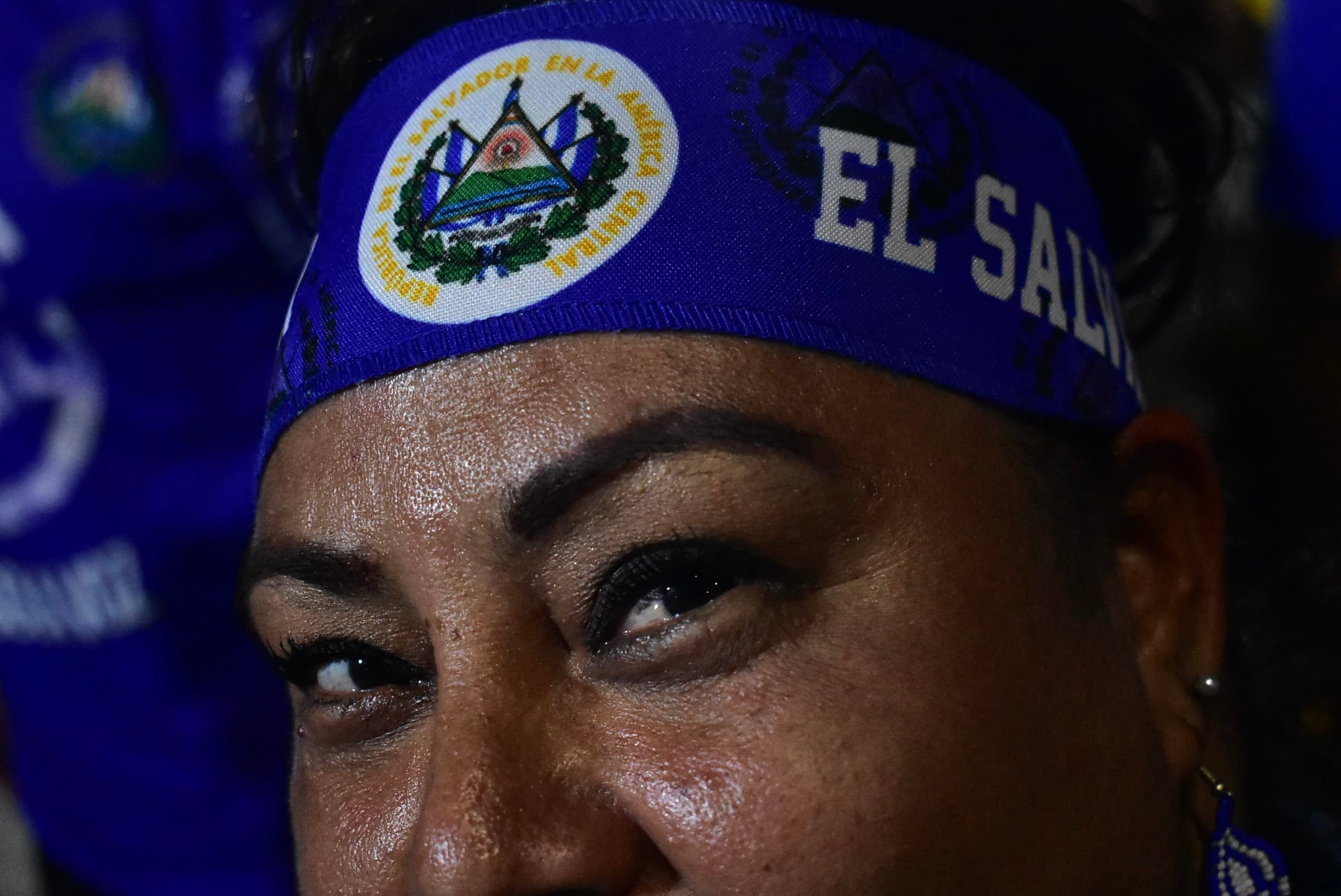 Todos los aficionados expresan su alegría y emoción del primer partido de la selección con distintos accesorios. (Infobae Centroamérica/Emerson Del Cid)
