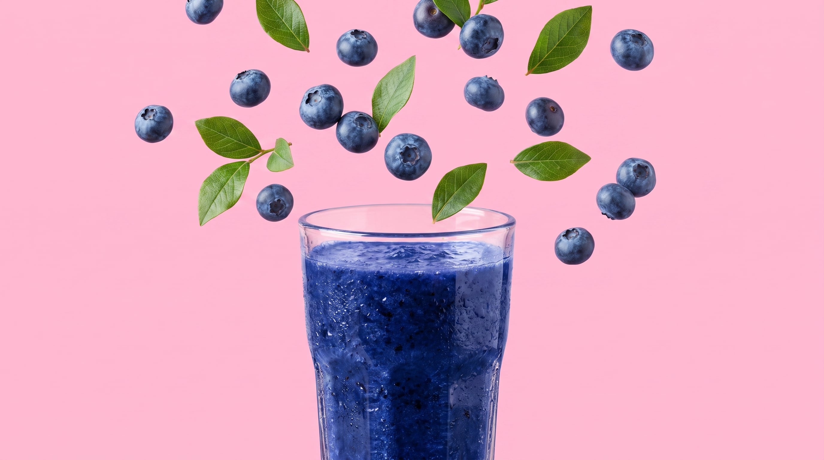El jugo de arándanos sin azúcar contiene polifenoles protectores, pero demanda moderación por su aporte de potasio (Imagen Ilustrativa Infobae)