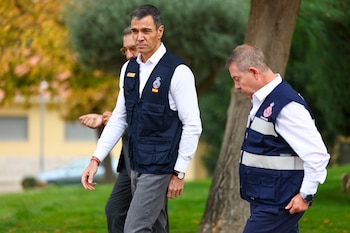 El presidente del Gobierno, Pedro Sánchez y el presidente de Castilla-La Mancha, Emiliano García-Page tras la reunión del CECOPI. (Ismael Herrero/EFE)