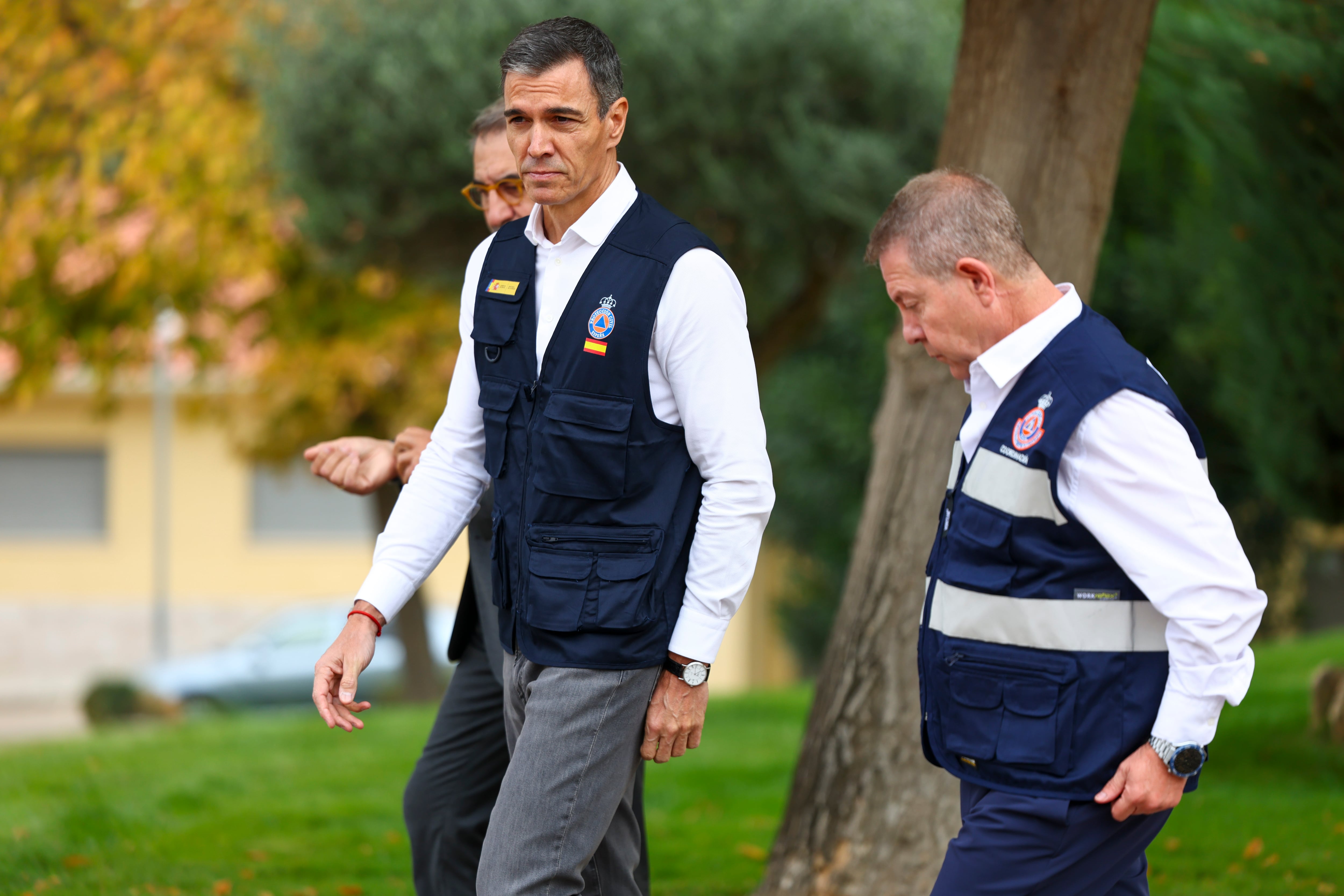 El presidente del Gobierno, Pedro Sánchez y el presidente de Castilla-La Mancha, Emiliano García-Page tras la reunión del CECOPI. (Ismael Herrero/EFE)