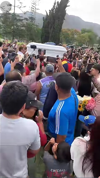 Féretro de Manolo Rojas llega al cementerio de Huachipa