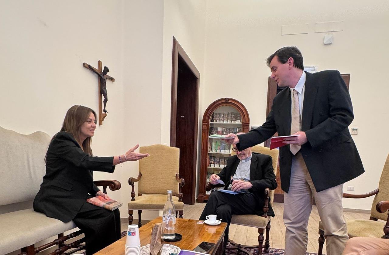 El encuentro en el Vaticano de la funcionaria y el cardenal canadiense