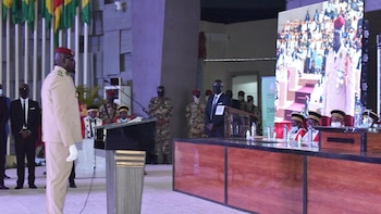El presidente de Guinea prohíbe las exportaciones de oro en bruto para potenciar la economía nacional
