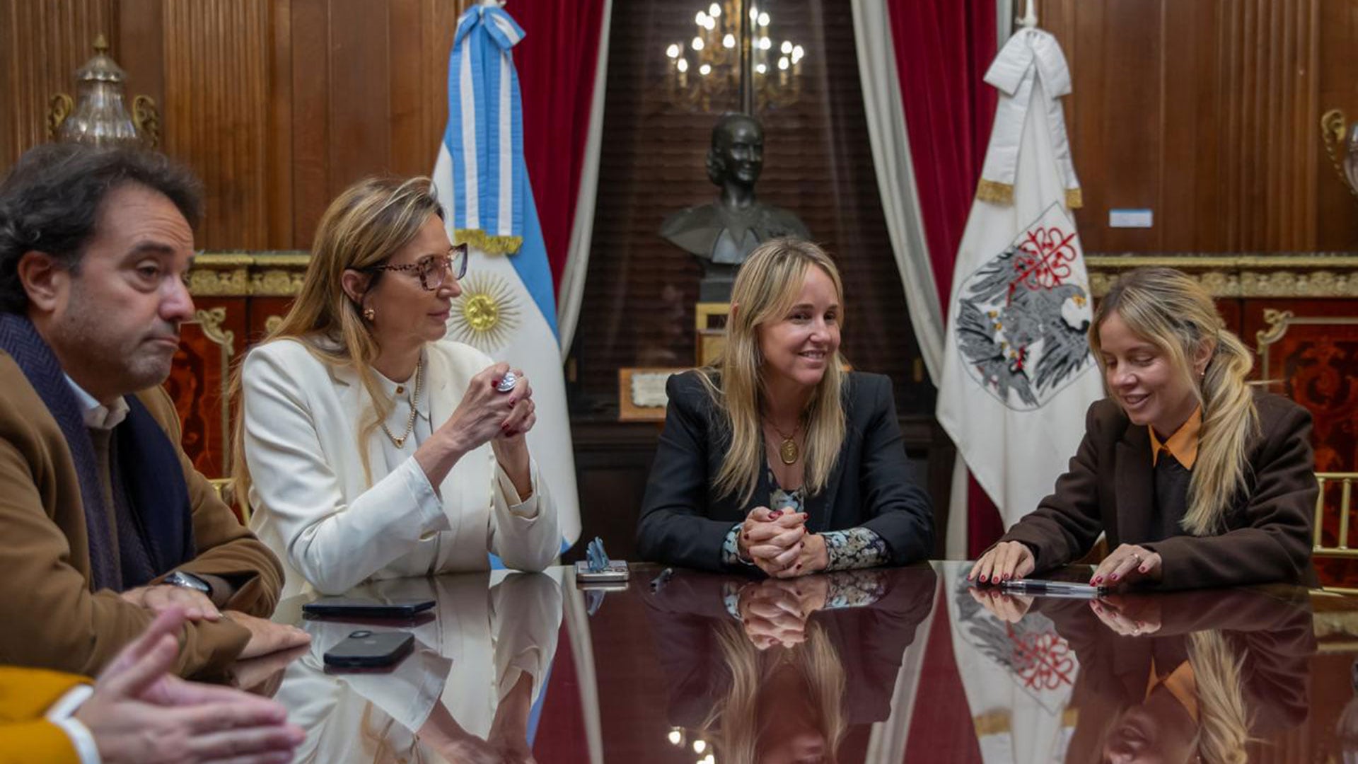 El convenio de colaboración fue firmado por la presidenta de Consejo de la Magistratura porteño, Karina Leguizamón, y la vicejefa de Gobierno, Clara Muzzio, junto a representantes de la Comisión para la Plena Participación e Inclusión de las Personas con Discapacidad (COPIDIS)
