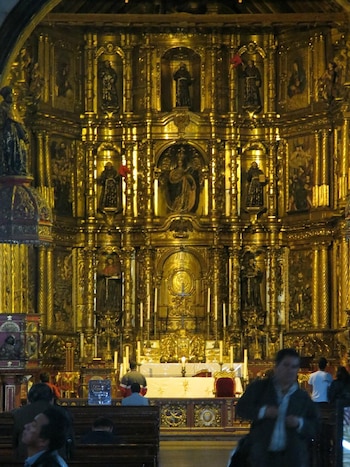 El retablo mayor, elaborado en madera dorada y donado en 1633, es uno de los tesoros artísticos mejor conservados del templo - crédito lochfonseca / Tripadvisor