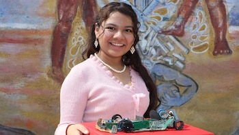 Alumna de CCH Azcapotzalco de la UNAM gana concurso internacional con auto hecho de residuos electrónicos