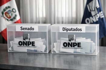 Dos urnas transparentes etiquetadas "Senado" y "Diputados", llenas de boletas y con logos de ONPE, frente a cortinas blancas y banderas de Perú.