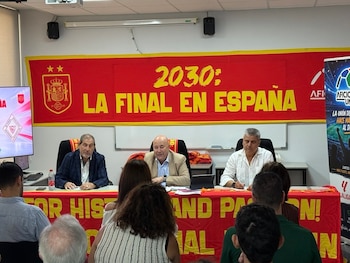 28/09/2026 Fútbol.- Aficiones Unidas reclama la final del Mundial 2030 para España.
Aficiones Unidas ha presentado este lunes en el Montepío de Conductores de Sevilla el inicio de la campaña de apoyo para que la final de próximo Mundial de 2030, que se disputará en España, Portugal, Marruecos, Uruguay, Argentina y Paraguay, se celebre en territorio nacional.
DEPORTES
AFICIONES UNIDAS