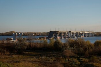 El puente Antonivskyi sobre el