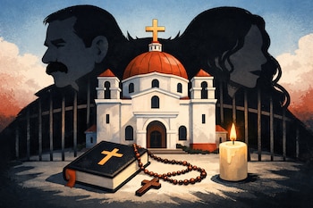 Iglesia católica blanca con cúpula y cruz. Siluetas de Daniel Ortega y Rosario Murillo la envuelven. Delante, barrotes, una Biblia, un rosario y una vela.