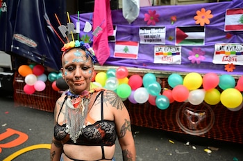 Una activista luce su vestuario y maquillaje elegido para la ocasión