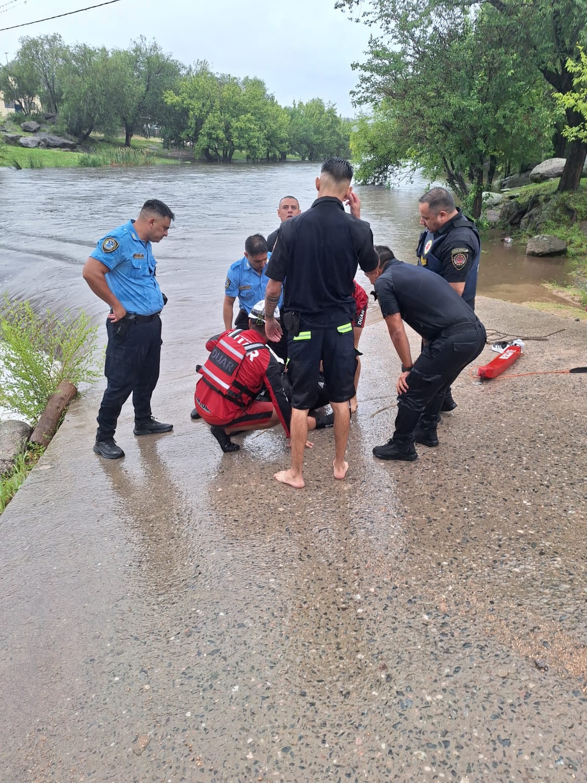 El operativo de rescate del motociclista incluyó el uso de un sistema de cuerdas y equipos de seguridad, logrando extraerlo ileso y sin heridas graves