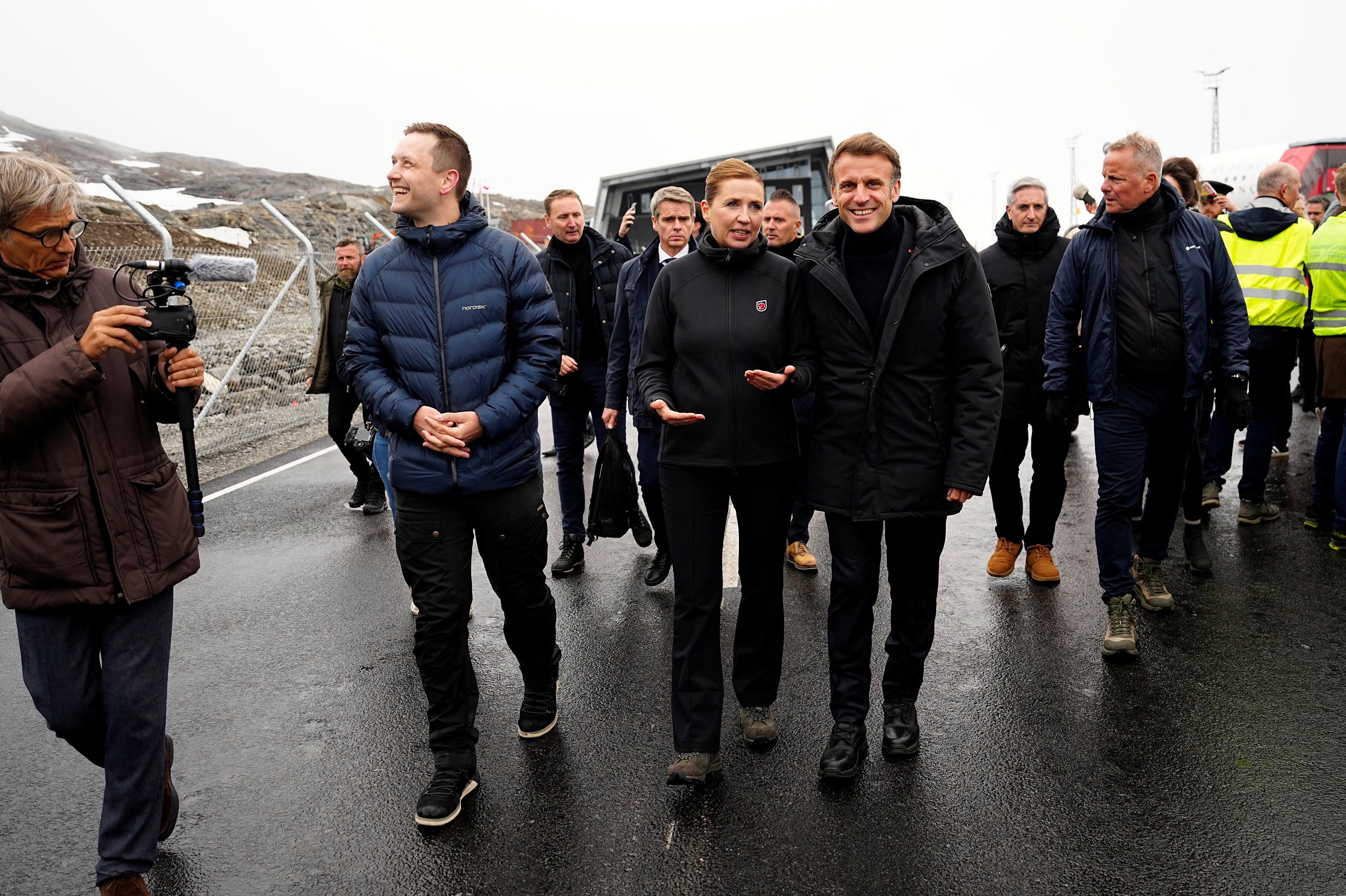 El presidente francés Emmanuel Macron, la primera ministra danesa Mette Frederiksen y el primer ministro de Groenlandia Jens-Frederik Nielsen caminan en Nuuk, Groenlandia, el 15 de junio de 2025. Ritzau Scanpix/Mads Claus Rasmussen/vía REUTERS