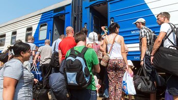 Refugiados abordan un tren especial