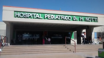 Un bebé está internado en estado crítico tras ser violentado durante meses y detuvieron a su padrastro