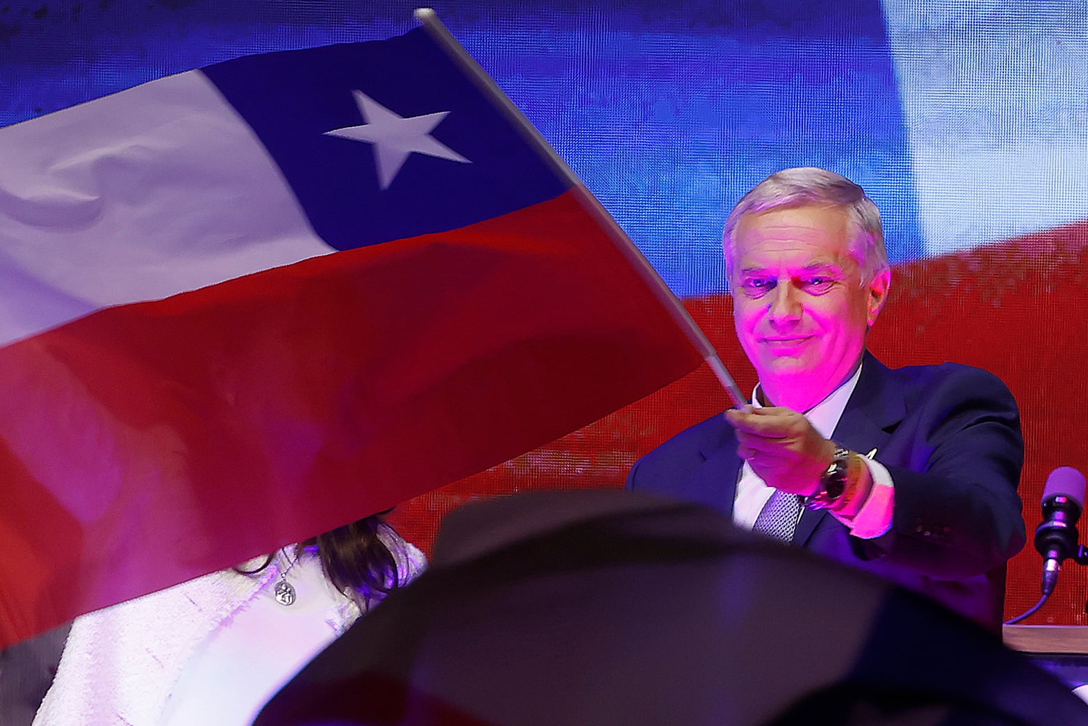 El presidente electo de Chile, el ultraderechista José Antonio Kast, agita una bandera de Chile tras ganar la segunda vuelta de las elecciones presidenciales este domingo, en Santiago (Chile). EFE/ Elvis González