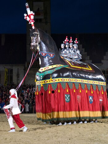 HANDOUT - Un caballo monumental recorre Dendermonde, en Bélgica, como parte del evento medieval "Ros Beiaard Ommegang". Foto: Hendrik De Schrijver/Visit Flanders/dpa - ATENCIÓN: Sólo para uso editorial con el texto adjunto y mencionando el crédito completo