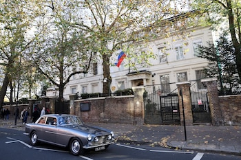 Vista general de la Embajada de Rusia en Londres (Reino Unido) durante una manifestación con motivo del próximo aniversario de los 1.000 días de la invasión rusa de Ucrania, el 17 de noviembre de 2024 REUTERS/Hollie Adams