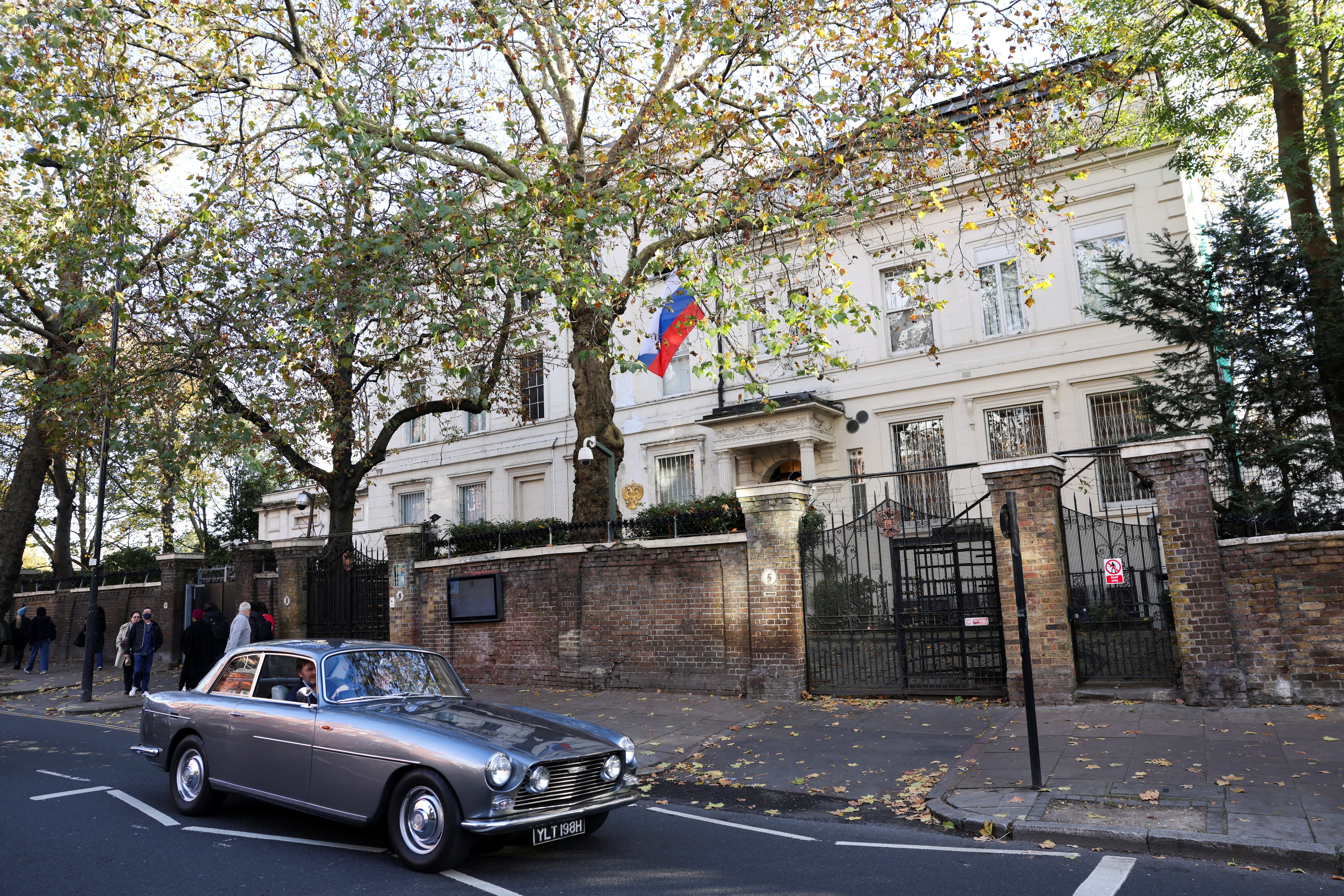 Vista general de la Embajada de Rusia en Londres (Reino Unido) durante una manifestación con motivo del próximo aniversario de los 1.000 días de la invasión rusa de Ucrania, el 17 de noviembre de 2024 REUTERS/Hollie Adams