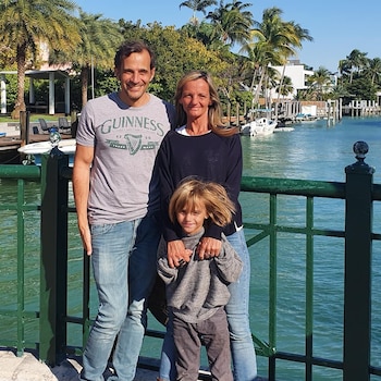 Matías, junto a su esposa