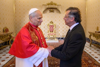 Según informó la Santa Sede en un comunicado de la Oficina de Prensa del Vaticano, el jefe de Estado colombiano fue atendido en el Palacio Apostólico y luego mantuvo reuniones con el secretario de Estado vaticano - crédito Presidencia