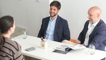 Julio Fitipaldo y Mauro Taroco en diálogo con DEF, analizaron la llegada de la IA, sobre todo en la industria fintech y la banca digital (Fotos: Fernando Calzada)