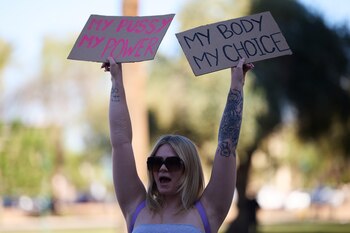 Una mujer protesta a favor del aborto en Phoenix, Arizona (EFE/EPA/ALLISON DINNER)