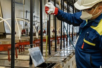 Un gerente en una refinería