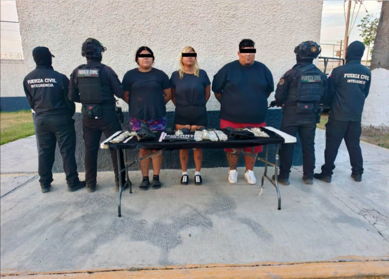 La creadpora de contenido fue detemnida junto a un hombre y otra mujer con drogas y armas Foto: Autoridades de Monterrey