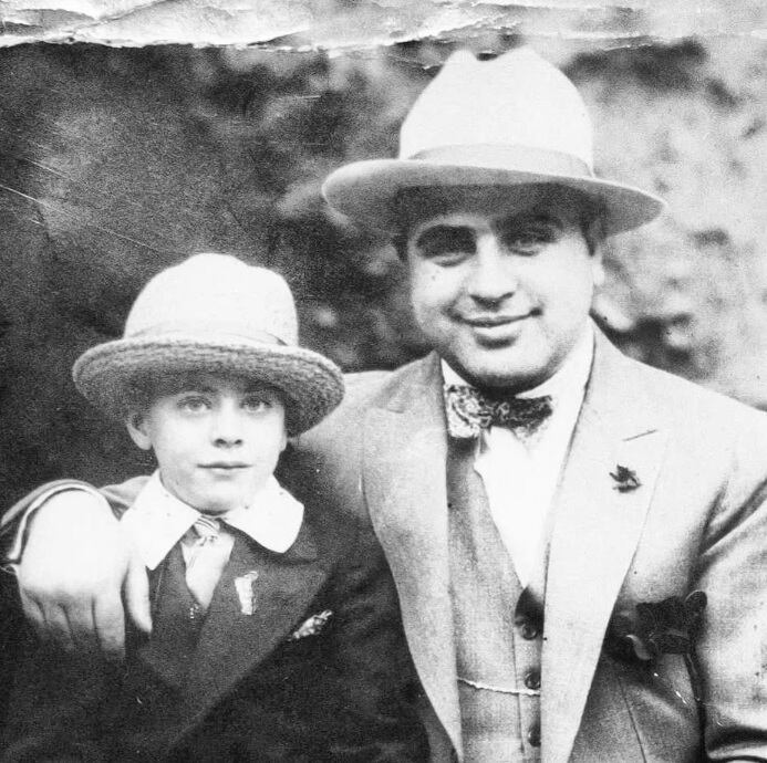 Al Capone junto a su hijo Sonny