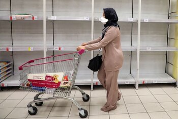 Una mujer con una máscara