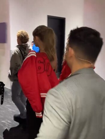 Taylor Swift lleva una campera