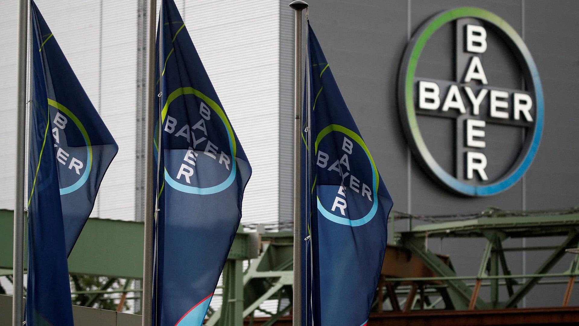 El logotipo y las banderas de Bayer AG aparecen en el exterior de una planta de la empresa farmacéutica y química alemana en Wuppertal, Alemania. REUTERS/Wolfgang Rattay