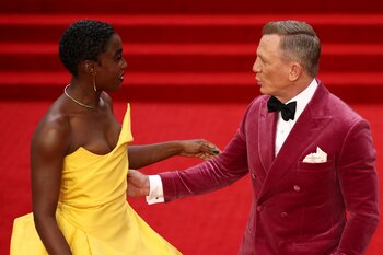 Lashana Lynch y Daniel Craig (Reuters)