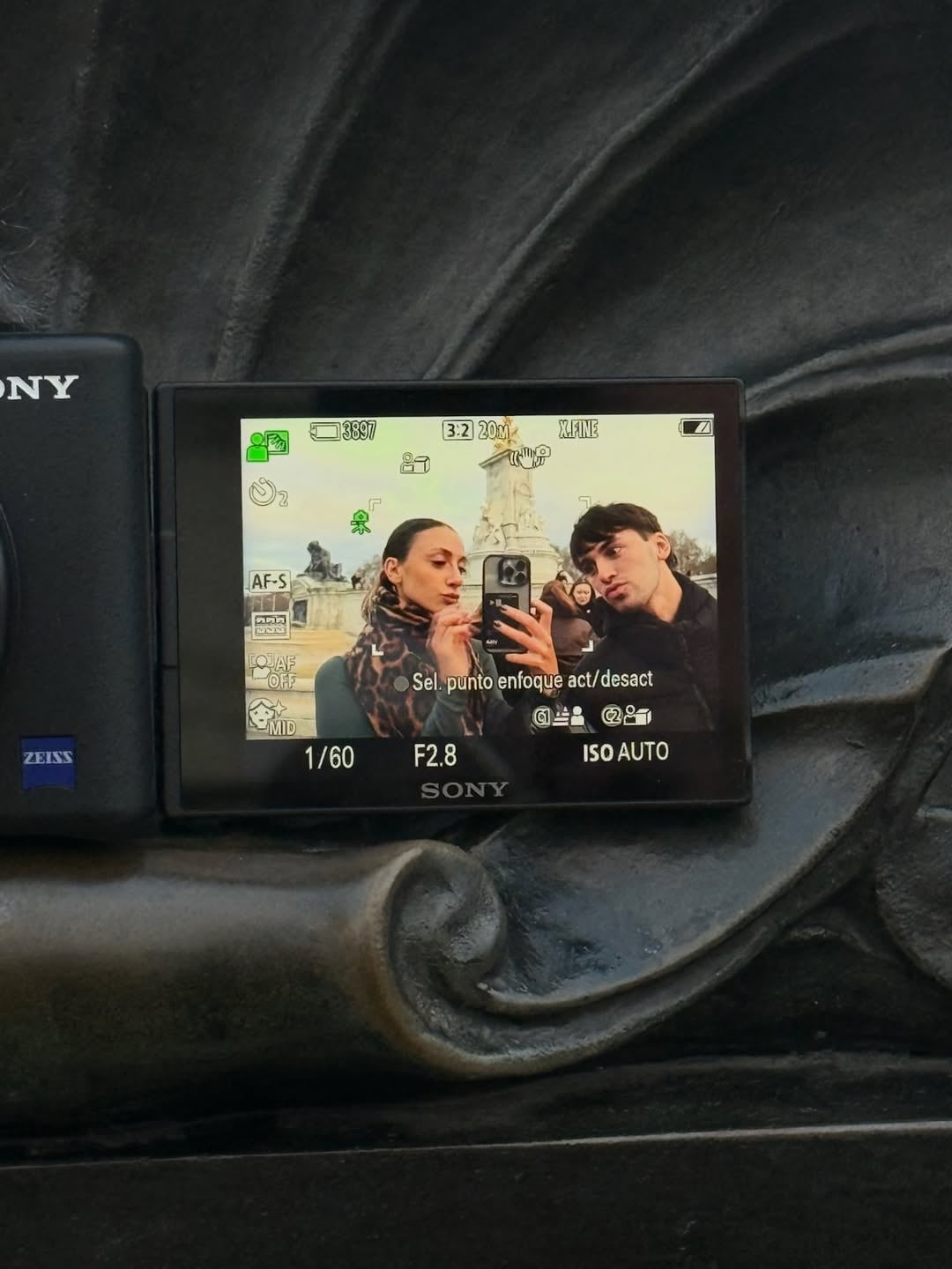 Imágenes detrás de escena revelan el deseo de la pareja de documentar cada momento con una estética cuidada y personal