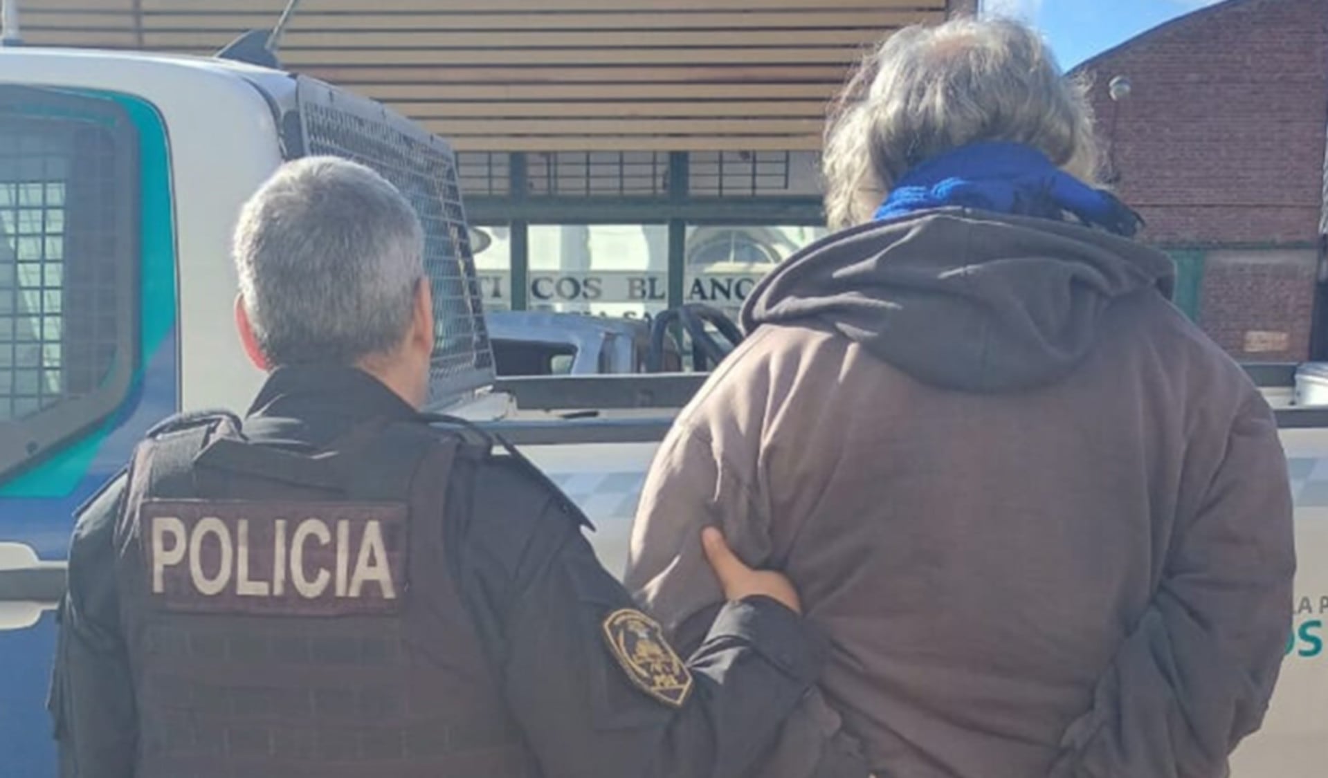 Un agente de policía detiene a un hombre en una estación de servicio de Bahía Blanca, Argentina, en relación con el uso de una tarjeta de crédito robada. (La Brújula24)