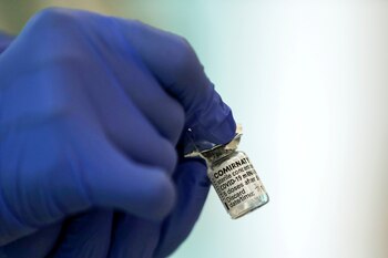 Un vial de la vacuna contra la enfermedad del coronavirus (COVID-19) de Pfizer-BioNTech en el Centro Médico de Tokio, Japón 17 de febrero de 2021. Behrouz Mehri/Pool vía REUTERS