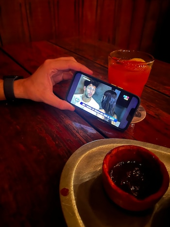 Estaba en el medio de una cita y sacó su celular para ver "Gran Hermano". (X: @micascapino_)