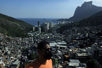 Imagen de archivo del líder comunitario William de Oliveira en la favela de Rocinha durante la pandemia del COVID-19, la enfermedad causada por el coronavirus, en Rio de Janeiro, Brasil. 29 de abril, 2020. REUTERS/Ricardo Moraes/Archivo
