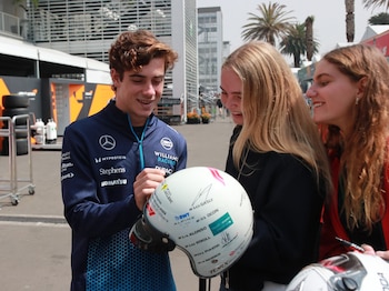 Franco Colapintó regaló autógrafos para