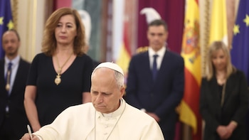 La portavoz de Sumar entrega a León XIV una carta del Sindicato de Inquilinos sobre la crisis en vivienda