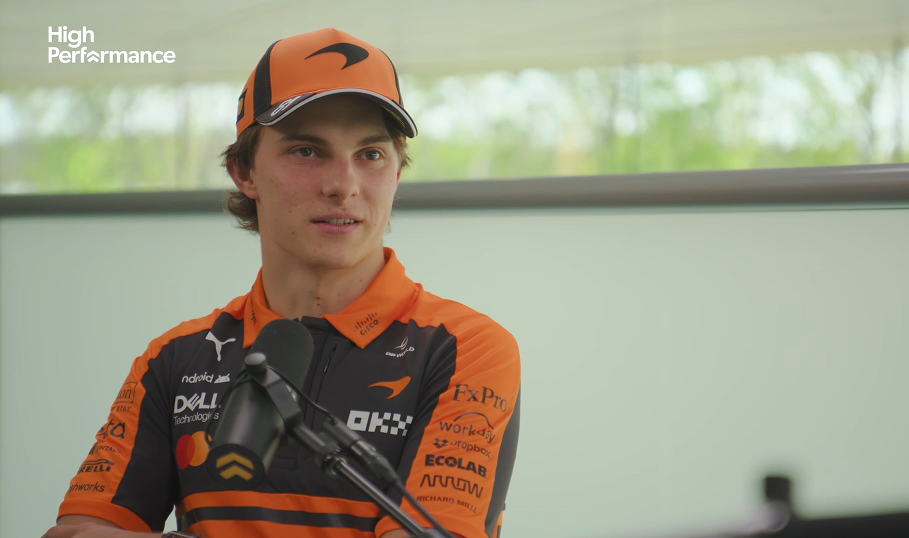 Oscar Piastri dejó Australia a los 14 años para perseguir su sueño en la Fórmula 1, sacrificando el tiempo con su familia por la carrera internacional (Captura de video: YouTube/@HighPerformancePodcast)