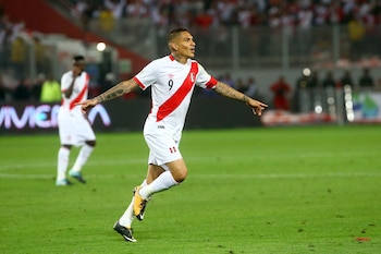 Paolo Guerrero celebrando el golazo que le anotó con Perú a Colombia y le dio el pase al repechaje Rusia 2018. (ANDINA)
