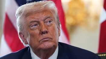 Un juez federal frena el veto de Donald Trump a la prensa y ordena restituir credenciales a CNN, MS NOW y Politico
