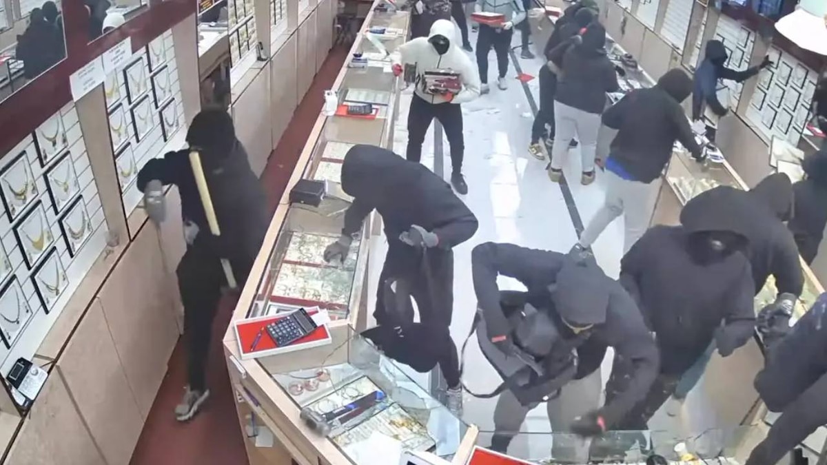 El momento en que una banda asaltó una joyería de California y robó USD 1,7 millones en 70 segundos - Infobae