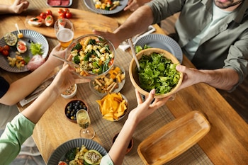 Un grupo de amigos juntos en una comida (Magnific)