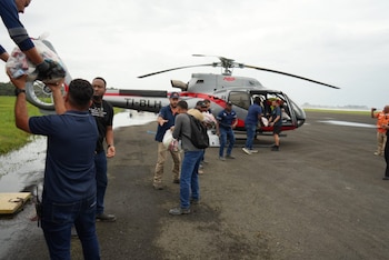Un helicóptero fue enviado hacia Limón para trasladar raciones alimenticias y ayuda humanitaria a comunidades con dificultades de acceso terrestre. Crédito: CNE