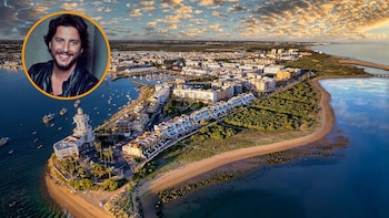 El pueblo marinero que es el refugio de Manuel Carrasco: un paraíso lleno de playas, marismas y uno de los mejores carnavales de España