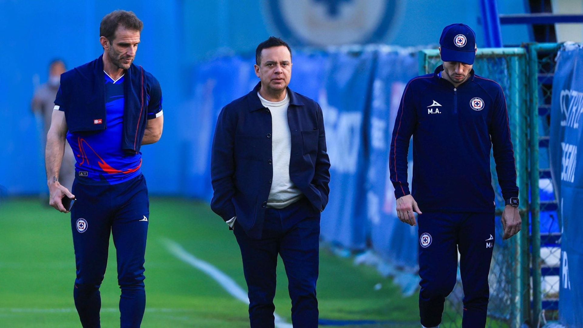 Martín Anselmi marcó un antes y un después en la época moderna de Cruz Azul. El entrenador argentino llegó para el Clausura 2024 contratado por Iván Alonso, director deportivo del cuadro cementero (X/ @Victor_VelRan)
